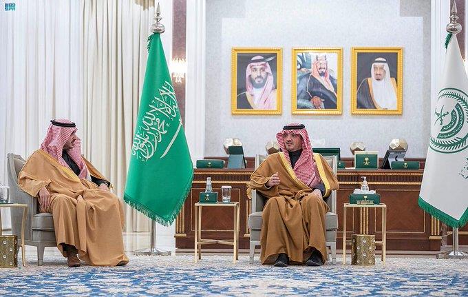 وزير الداخلية يلتقي قادة القطاعات الأمنية ومتقاعدي الوزارة في الجوف  