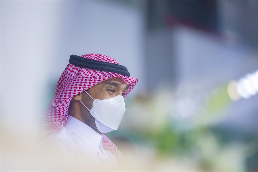 وزير الرياضة يتابع موقعة الاتحاد والرجاء