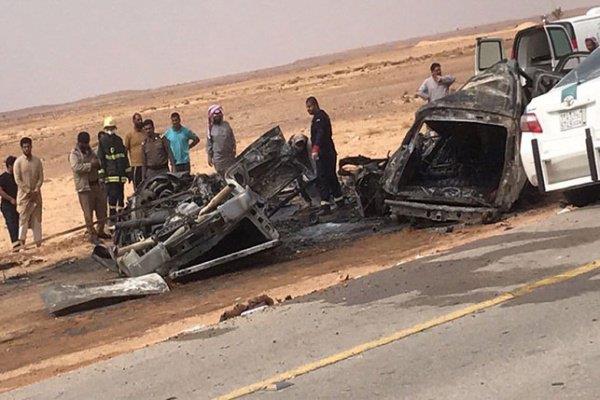 بالفيديو والصور.. حادث مروع يؤدي لاشتعال النار في مركبتين ومصرع 12 شخصا بينهم عائلة بطريق الرين