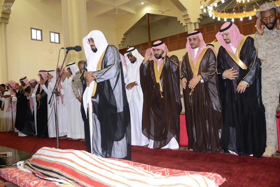 قبلة وداع من ذوي الشهيد قبلة وداع من ذوي الشهيد