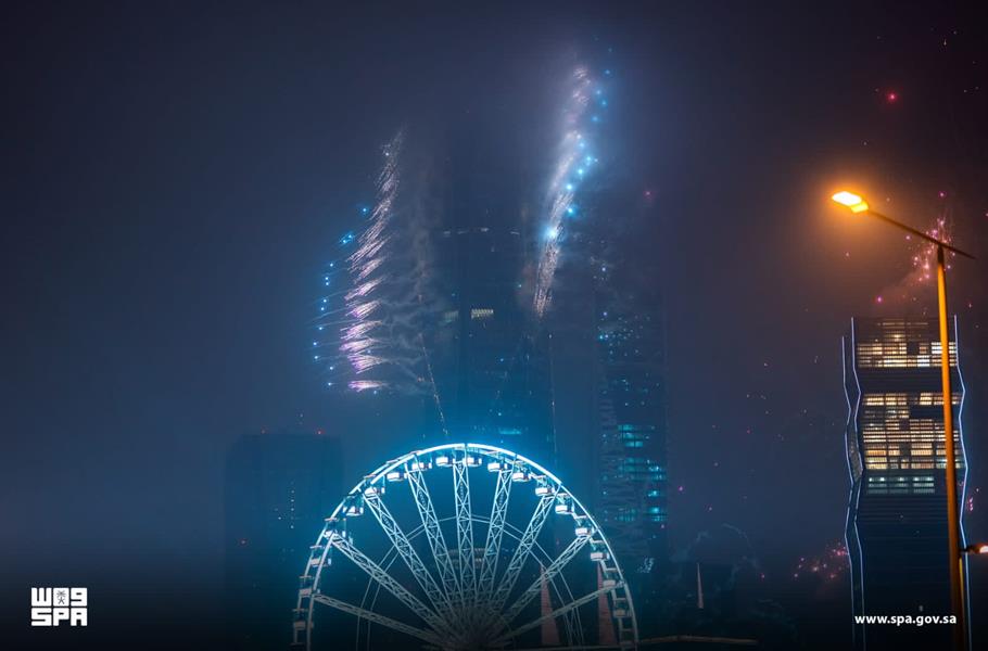 Watch.. Huge fireworks light up the Riyadh sky with joy at the start of the New Year 