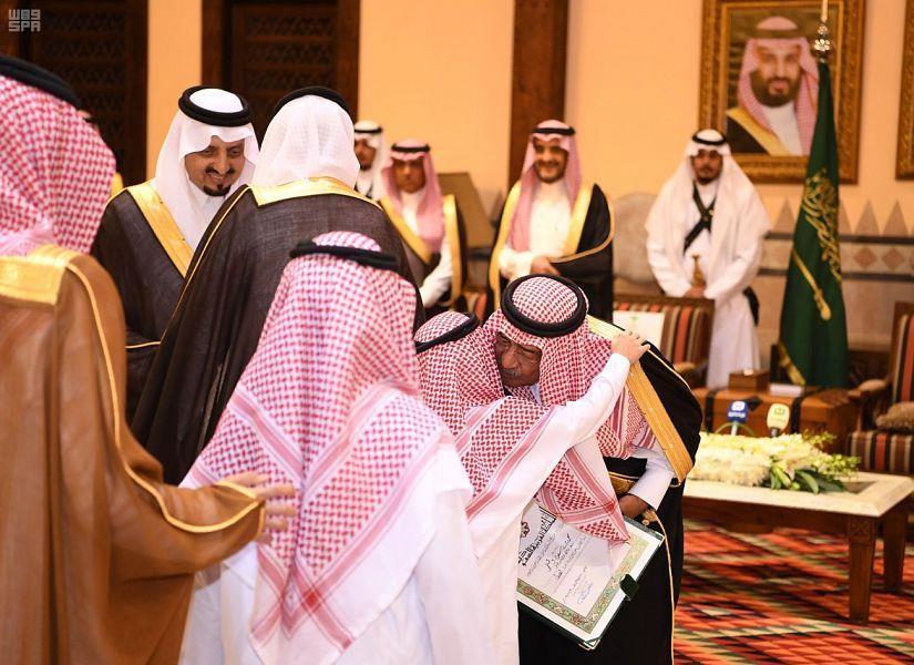 بنظرات يعلوها التأثر.. الأمير مقرن يرعى حفل تكريم شهداء 