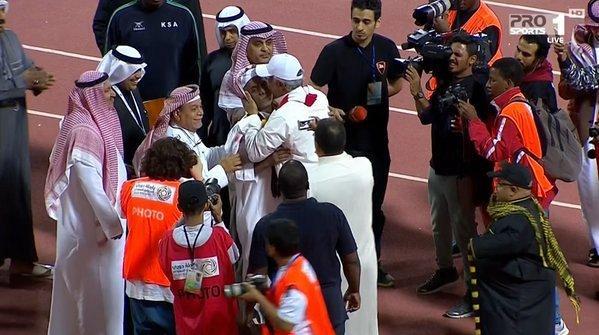 بالصور .. الوحدة يكرم رئيس رابطة النادي «الموركي» بعد 40 عام من العطاء