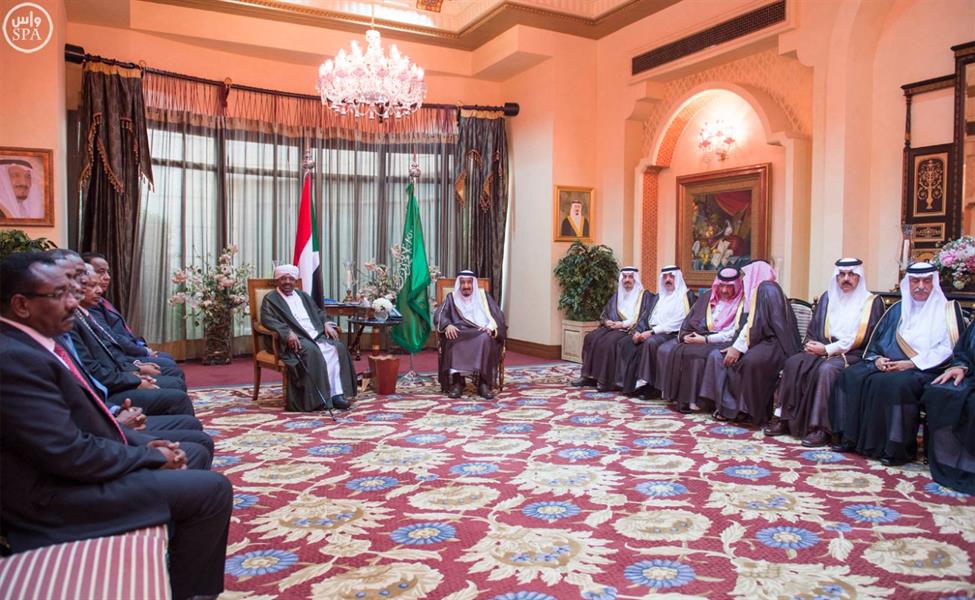 بالصور.. خادم الحرمين الشريفين يستقبل رئيس جمهورية السودان