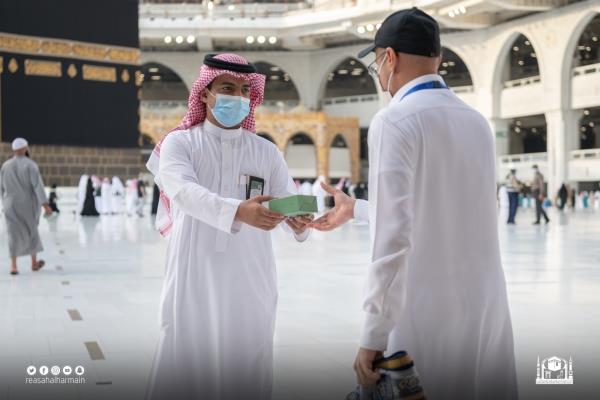 شؤون الحرمين توزع مراوح يدوية لضيوف الرحمن  