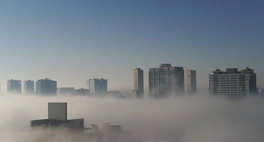 سحب الضباب وهي تخترق مباني سكنية في الإمارات سحب الضباب وهي تخترق مباني سكنية في الإمارات