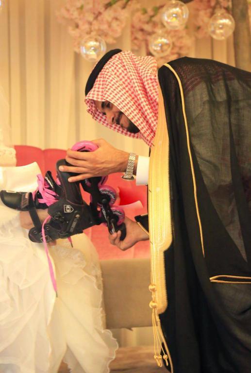 شاهد.. عروسان يتخليان عن ارتداء الحذاء في حفل زفافهما ويرتديان زلاجات 