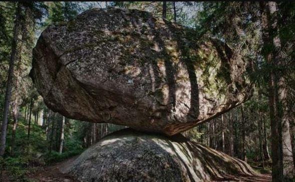 صخرة عملاقة تقف ثابتة في وضعية غريبة وتقاوم السقوط لآلاف السنين