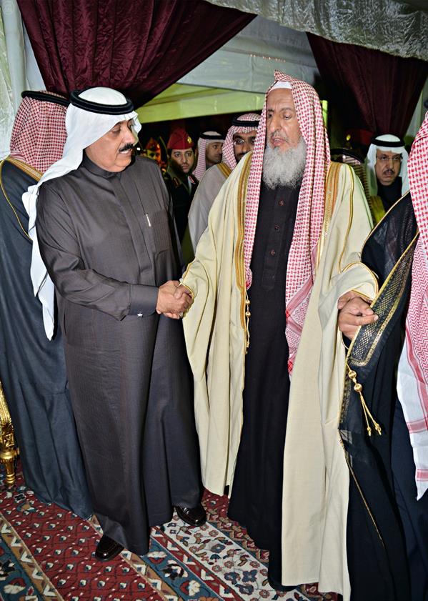 مفتي عام المملكة وأصحاب الفضيلة العلماء والمشايخ يطمئنون على صحة الملك