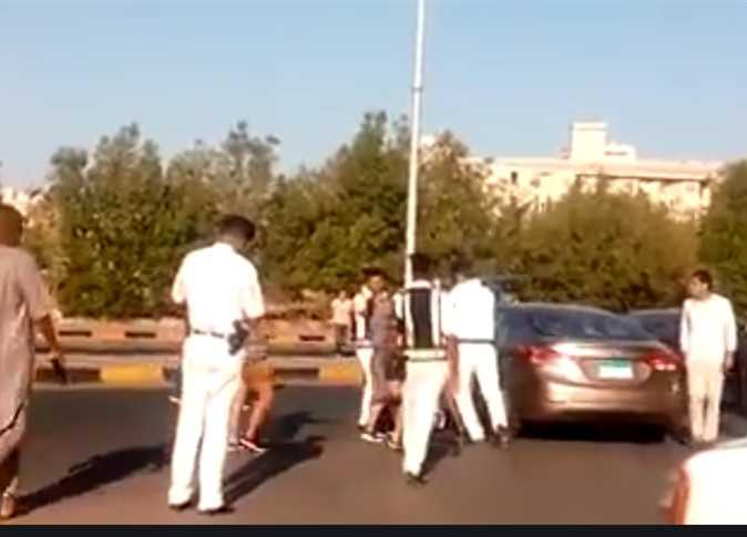 مصر: سيارة تقتحم نقطة أمنية وتدهس ضابطا والسبب حفلة 