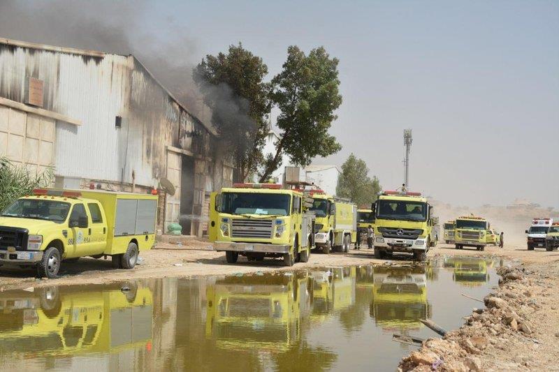شاهد.. مدني الرياض يخمد حريقًا في ورشة نجارة بـ