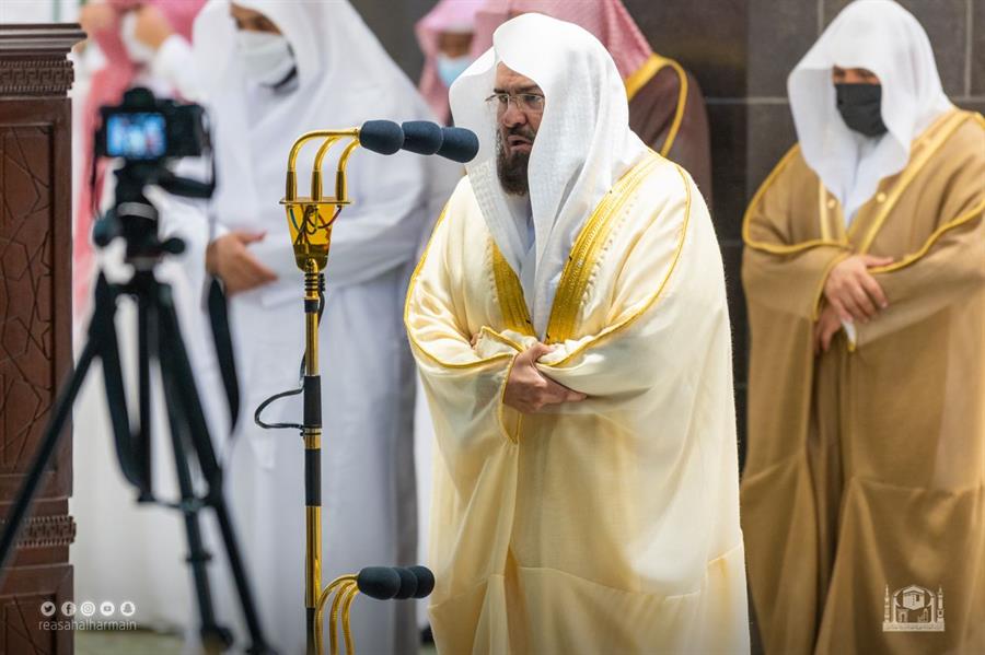 المصلون يشهدون ختم القرآن بالحرمين الشريفين وسط أجواء روحانية المصلون يشهدون ختم القرآن بالحرمين الشريفين وسط أجواء روحانية