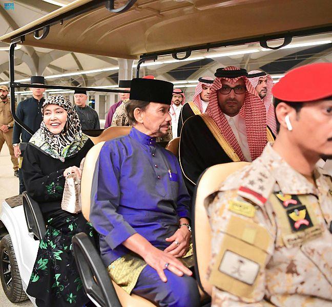 سلطان بروناي دار السلام يصل إلى المدينة المنورة