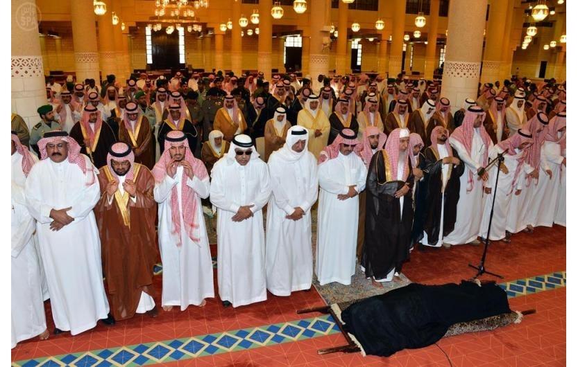 الأمير مقرن يؤدي صلاة الميت على سمو الأميرة منيرة