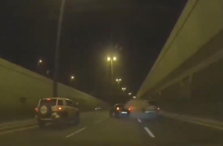 مرور عسير يطيح بقائد سيارة متهور صدم مركبة ولاذ بالفرار