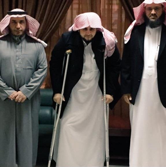 معلم يتعرض لحادث ويرفض الإجازة حرصاً على طلابه (صور) معلم يتعرض لحادث ويرفض الإجازة حرصاً على طلابه (صور)