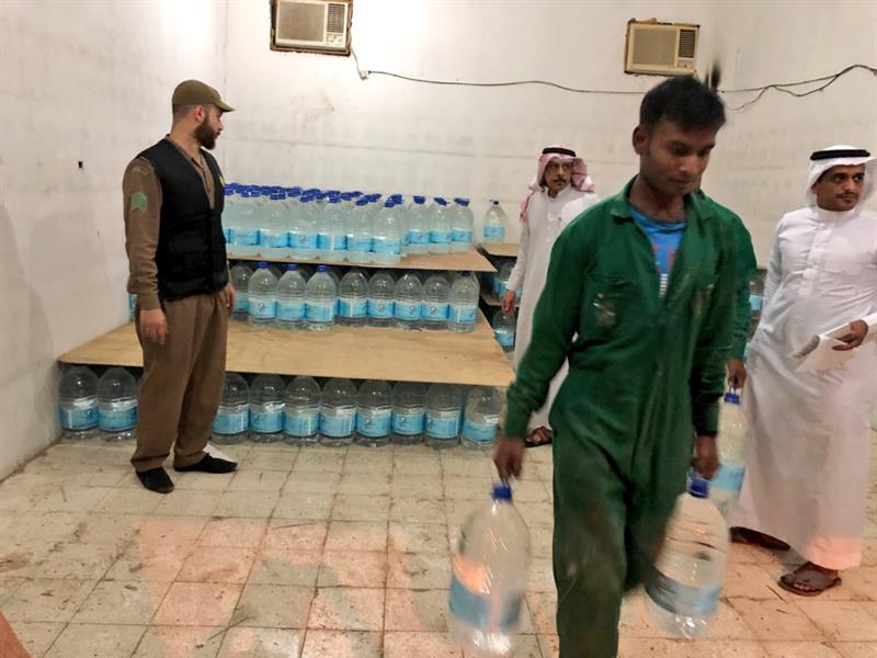 شاهد.. ضبط كميات كبيرة من عبوات مياه زمزم مخزنة في مستودع مخالف 