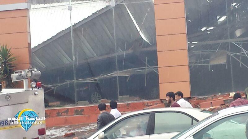 سقوط سقف احدى وكالات السيارات بالباحة 