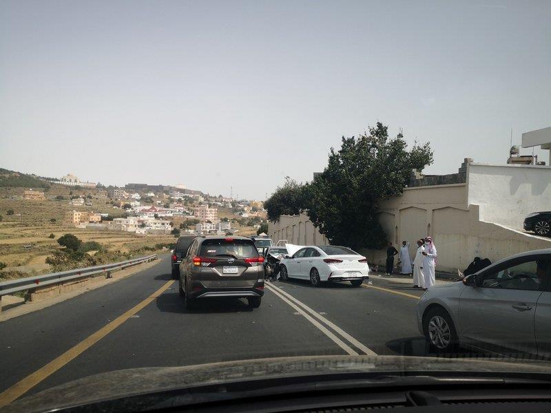 اصطدام مركبتين يُغلق طريق السودة.. والجهات المعنية تتدخل 