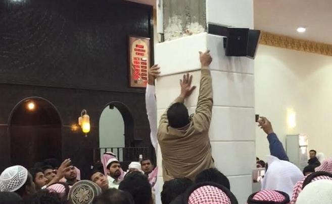 إصابة مصلين إثر سقوط قطع من «الرخام» لأحد أعمدة المساجد في عفيف - صور إصابة مصلين إثر سقوط قطع من «الرخام» لأحد أعمدة المساجد في عفيف - صور