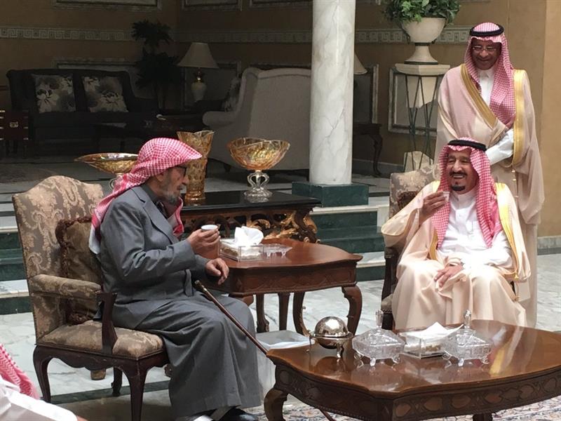 خادم الحرمين يزور الشيخ الشثري في منزله لتعزيته في وفاة شقيقته