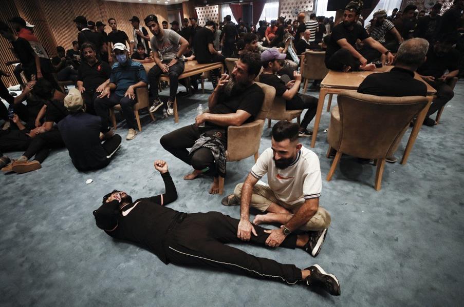 أرزّ وشاي وبطيخ: مناصرو الصدر يفترشون أروقة البرلمان العراقي