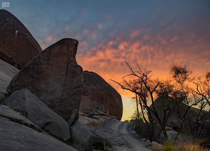 كهوف ومفازات جبل الشدا الأسفل الأثرية بالباحة كهوف ومفازات جبل الشدا الأسفل الأثرية بالباحة