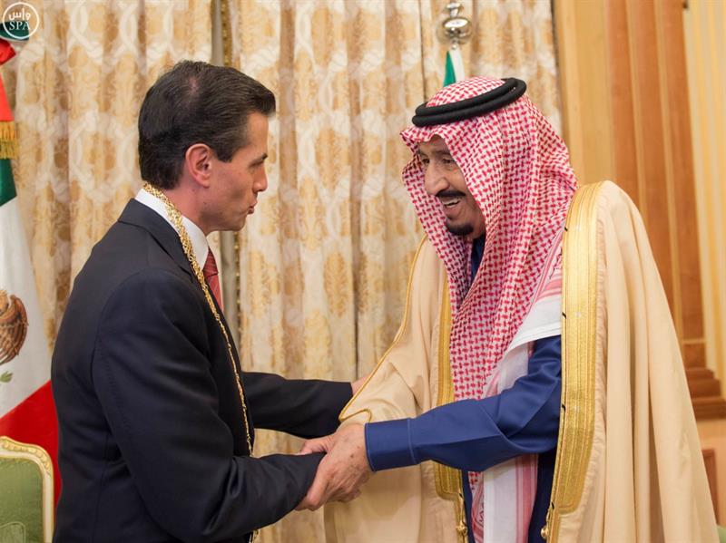 خادم الحرمين يقلد الرئيس المكسيكي قلادة الملك عبدالعزيز ويتقلد وسام نسر الأزتيك