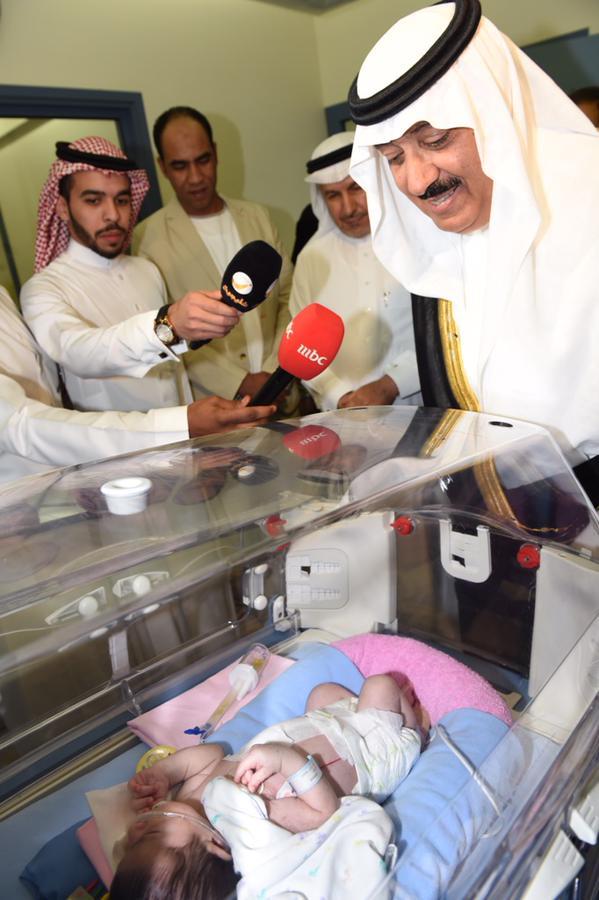 الامير متعب يزور التوأمين