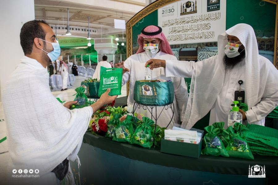 احتفالًا باليوم الوطني.. توزيع الهدايا على قاصدي المسجد الحرام