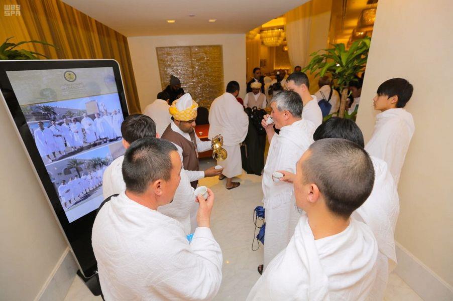 ضيوف برنامج خادم الحرمين الشريفين يصلون مكة المكرمة ويؤدون مناسك العمرة