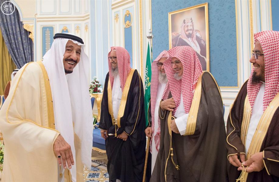 بالصور.. خادم الحرمين يستقبل عدد من الأمراء ومفتي عام المملكة وجموعاً من المواطنين