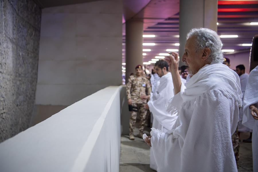 أمير منطقة مكة المكرمة ونائبه يرميان جمرة العقبة بمنى (صور)  