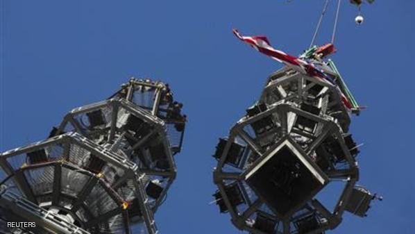 خلال تثبيت القمة المستدقة للبرج