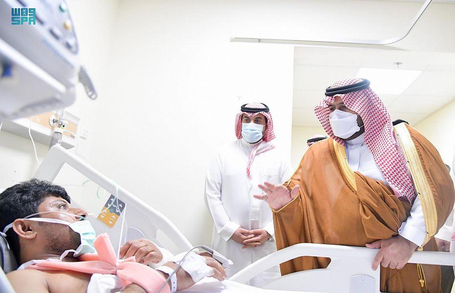 نائب أمير جازان يطمئن على صحة المصابين جراء سقوط المقذوف الحوثي على جازان (صور) 