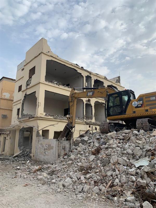 إزالة مبانٍ آيلة للسقوط في الخبر والدمام