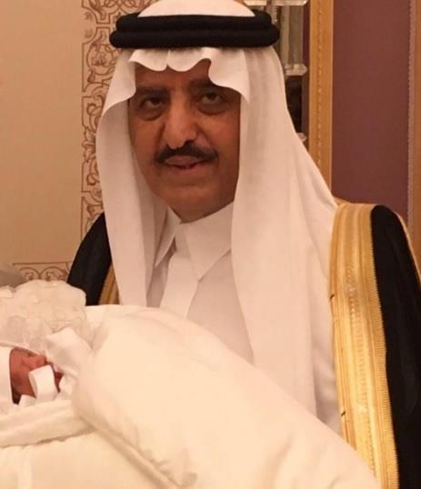 عبدالعزيز بن فهد ينشر صورة لمولودته الجديدة 