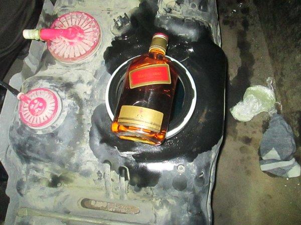 بالصور.. جمرك جسر الملك فهد يُحبط تهريب أكثر من 300 زجاجة خمر