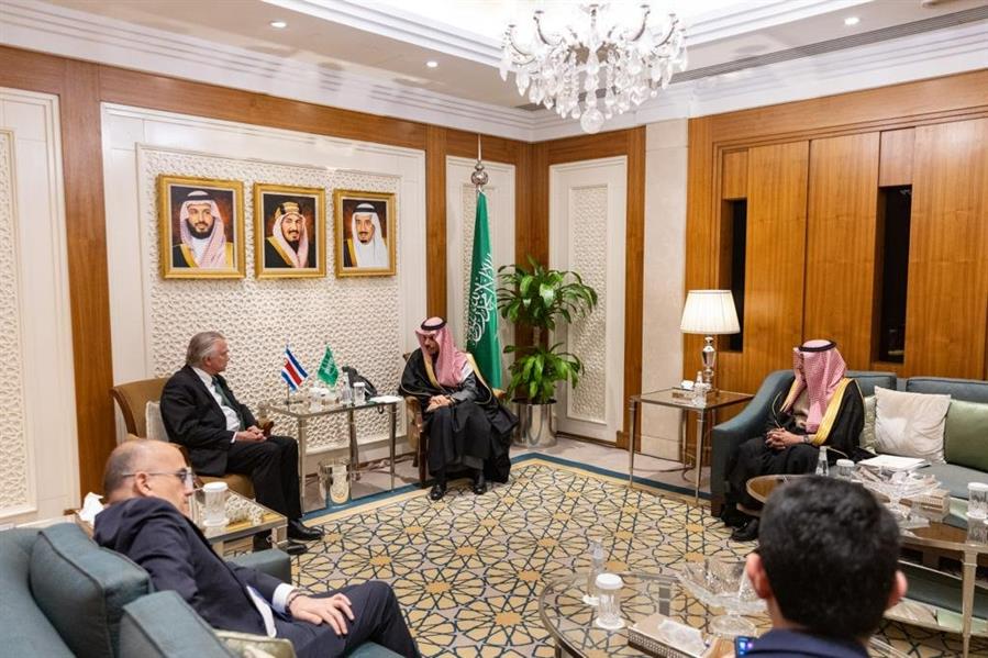 ولي العهد يتلقى رسالة خطية من رئيس كوستاريكا تتصل بتطوير العلاقات الثنائية