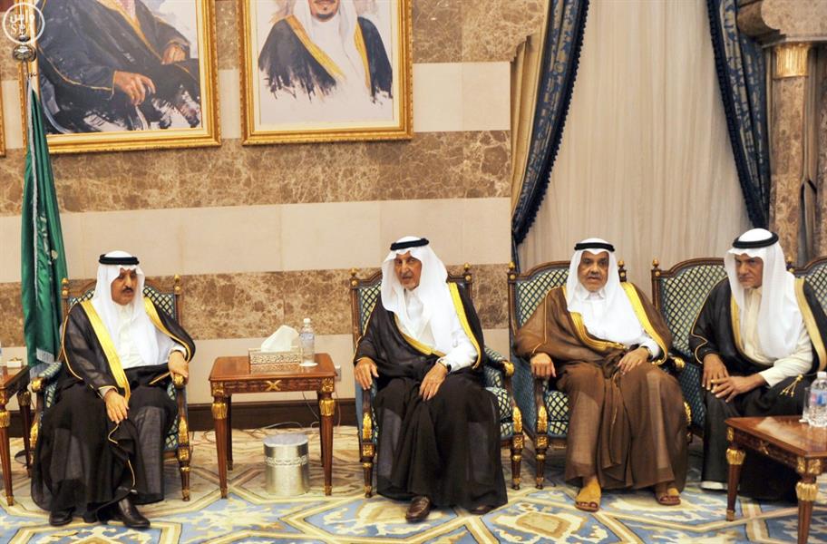 خالد الفيصل يستقبل بمنزله الأمير مقرن والمعزّين من أمراء ومسؤولين ومواطنين ووفود دول