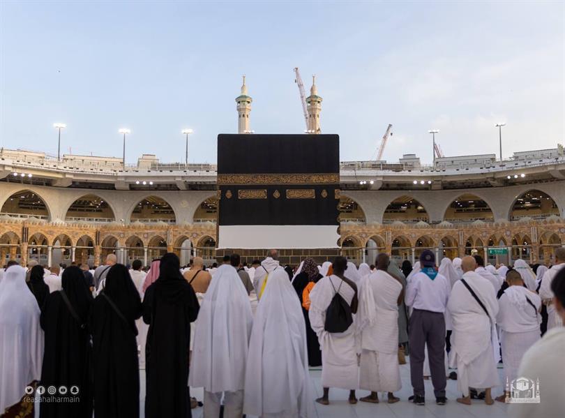 جموع المصلين يؤدون صلاة عيد الأضحى المبارك في المسجد الحرام جموع المصلين يؤدون صلاة عيد الأضحى المبارك في المسجد الحرام