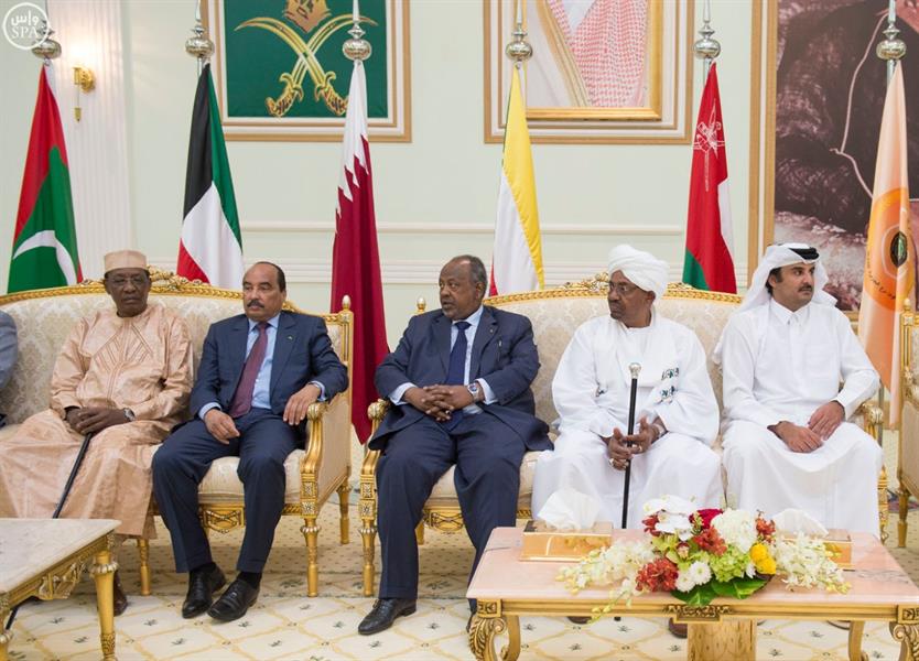 خادم الحرمين يقيم مأدبة غداء في مدينة الملك خالد العسكرية