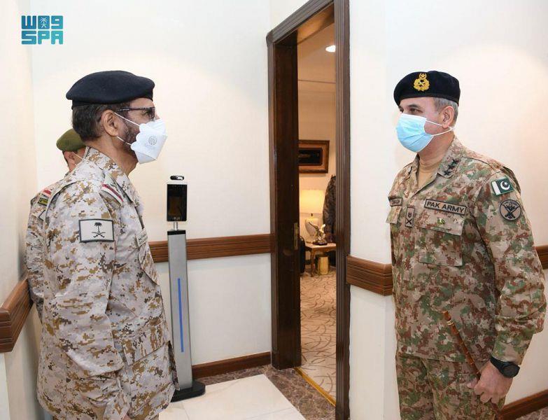 نائب رئيس هيئة الأركان العامة قائد القوات المشتركة المكلّف يلتقي بمدير عام الأركان المشتركة بالجيش الباكستاني