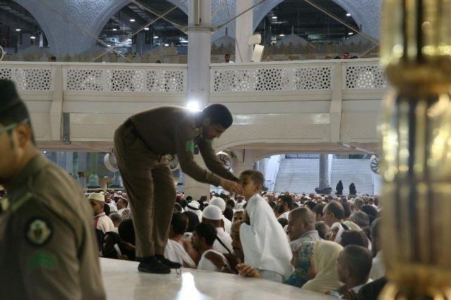صور تظهر تفاني رجال الامن في خدمة المعتمرين وزوار الحرم