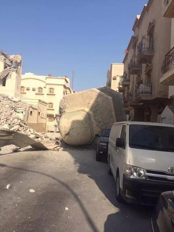 بالفيديو والصور.. تضرر عدد من السيارات بعد سقوط مئذنة مسجد عليها بالخبر