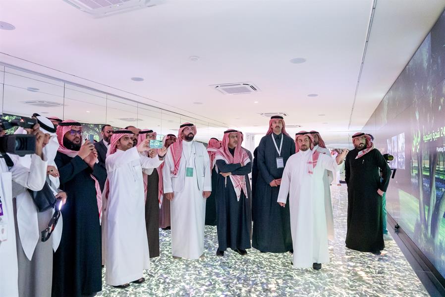  استمراراً لتشجير الأحياء السكنية.. 