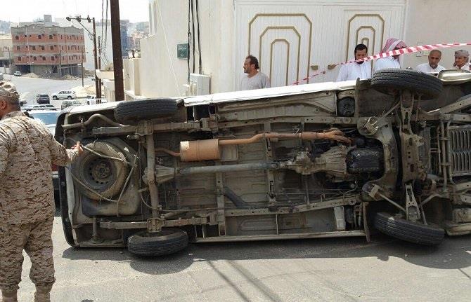 إصابة 6 طالبات بانقلاب ميكروباص في أبها