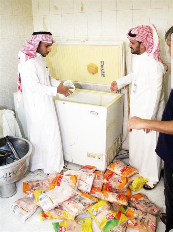 النعيرية: ضبط أغذية فاسدة في شقة حوّلتها عمالة إلى مطبخ ومستودع لسلع رمضانية (صور)