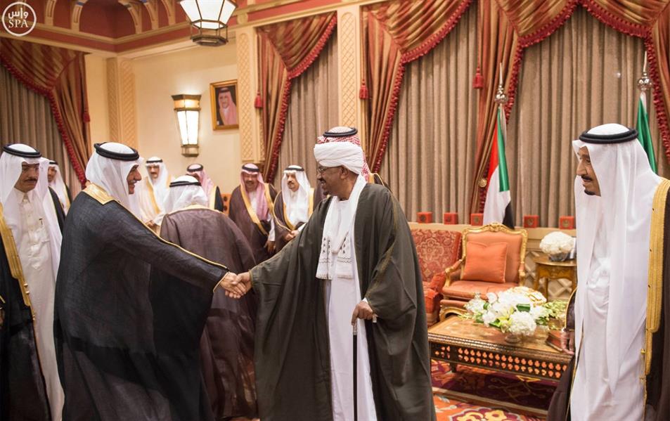 بالصور.. خادم الحرمين الشريفين يستقبل رئيس جمهورية السودان