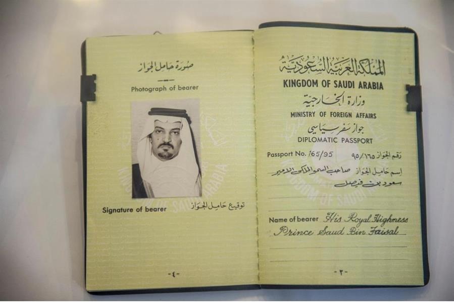 بالصور.. عرض جوازات نادرة للملك فيصل وابنه سعود والملك فهد والأمير نايف بن عبدالعزيز